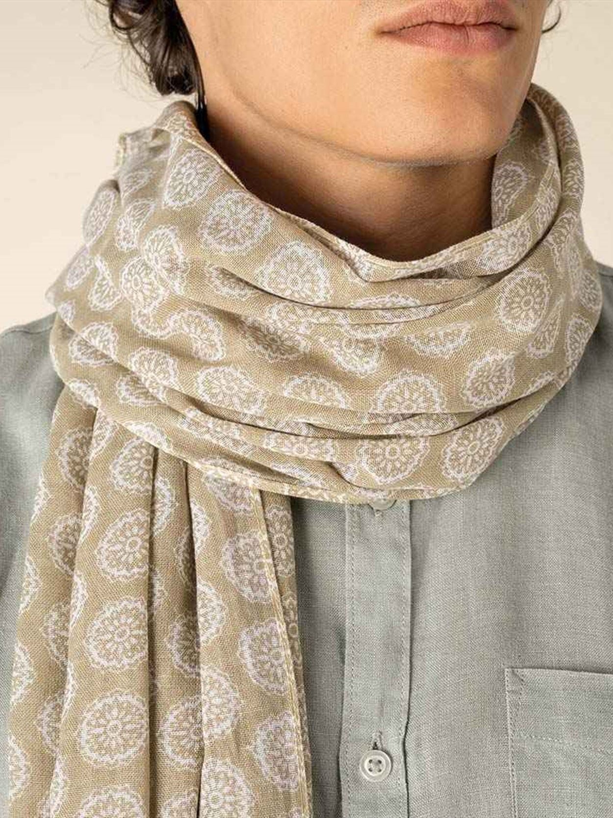 SP148 Spasso Medallion Scarf image 1