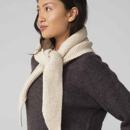 BB402 B402 Beechfield Knitted Triangle Scarf image 1